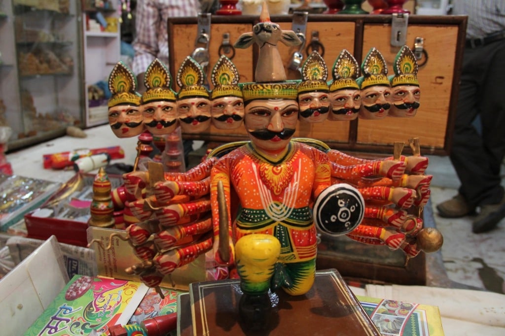 當中國「賣」向全世界，印度神話木雕也裝上七彩霓虹燈