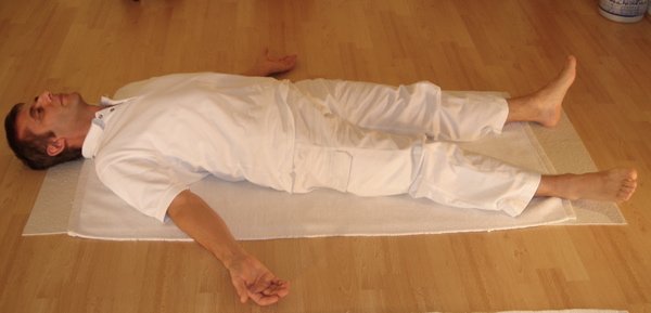 瑜伽是一種生活方式－《第九課：攤屍式練習，教你好好睡場午覺》