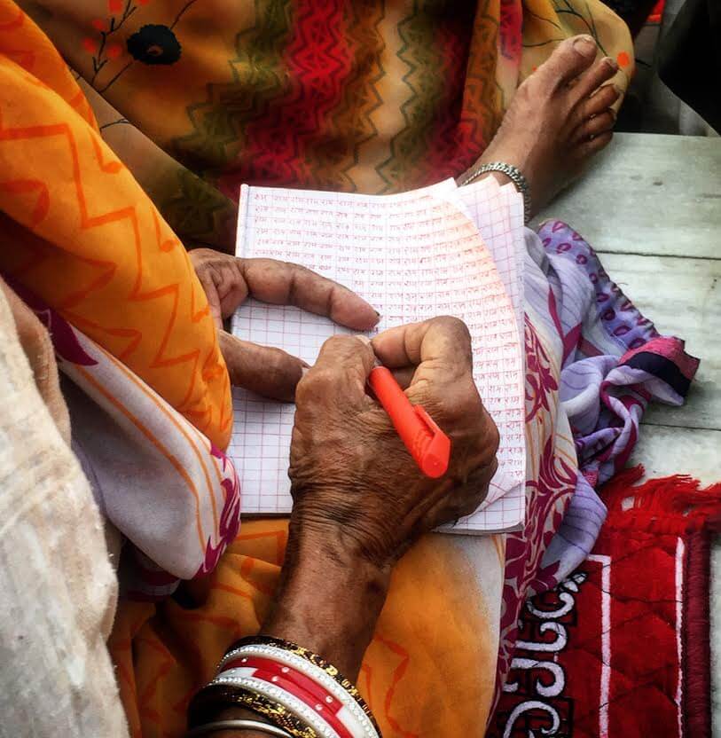 旅行印度各地，我從他們的雙手看見深刻卻沈默的生命故事
