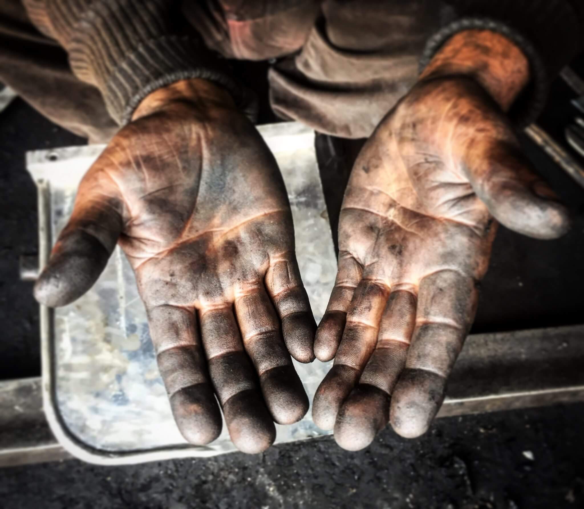 旅行印度各地，我從他們的雙手看見深刻卻沈默的生命故事