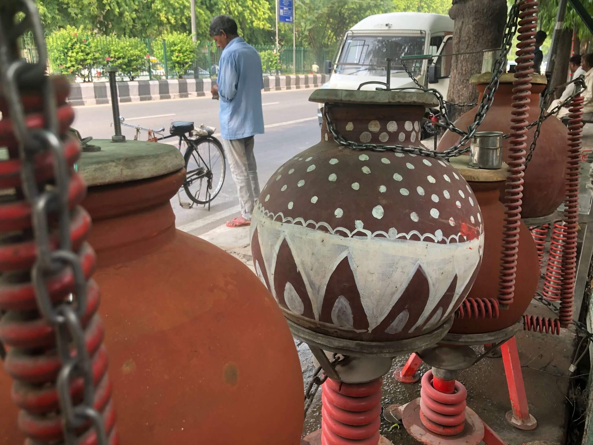 新德里豪宅區的「水甕人」：用一杯水、一份歐姆蛋土司行善的「一種瘋狂的表現」