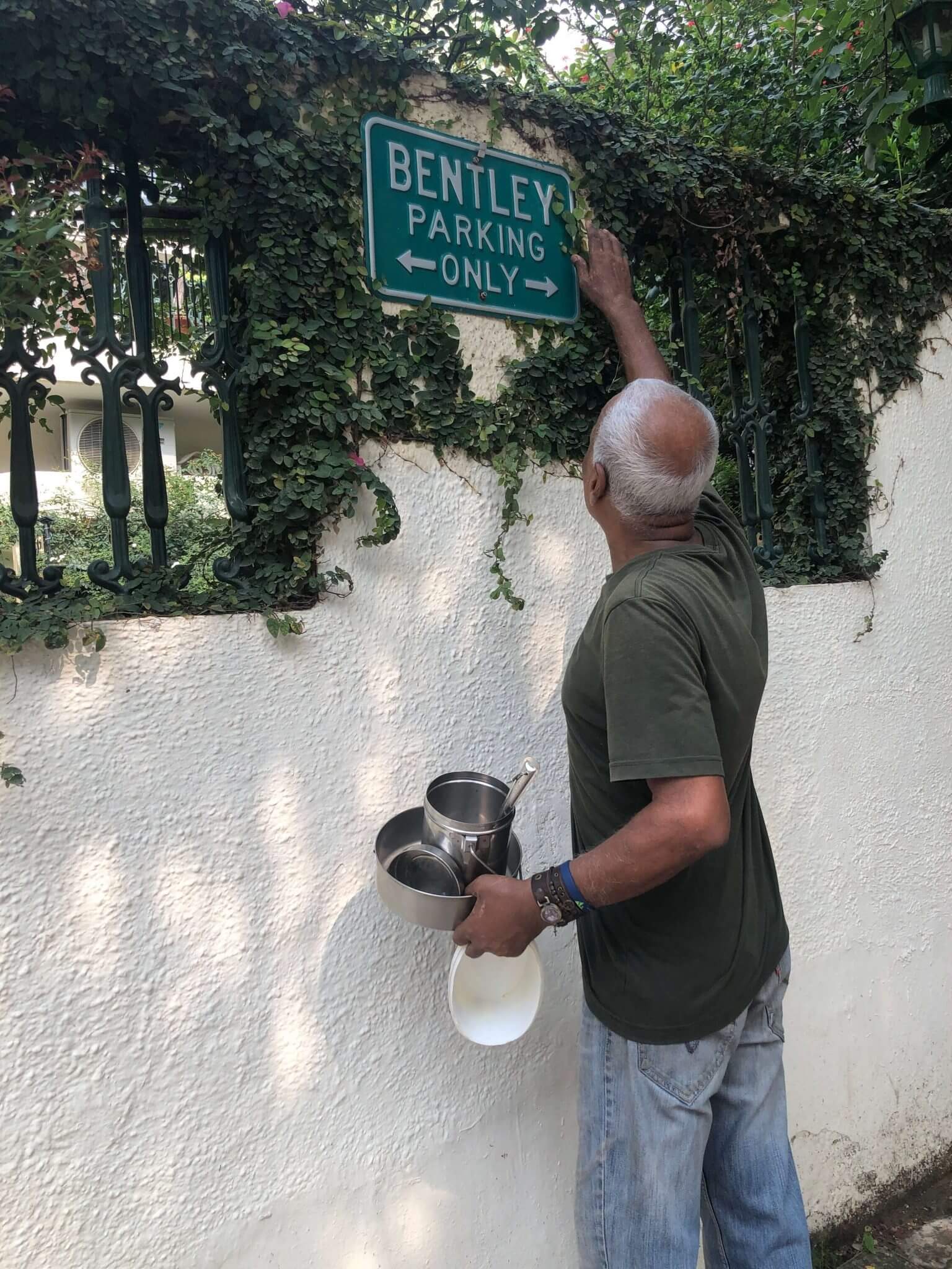 新德里豪宅區的「水甕人」：用一杯水、一份歐姆蛋土司行善的「一種瘋狂的表現」
