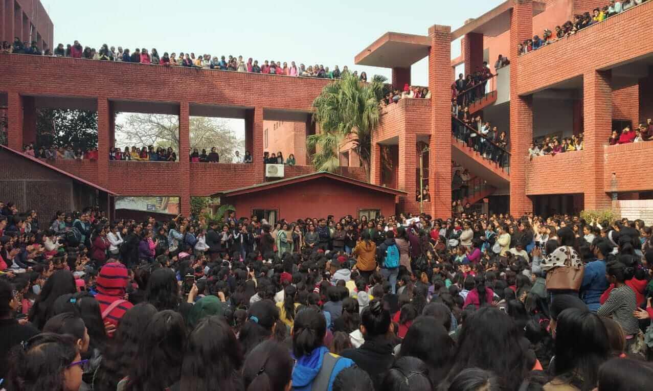 印度千人進攻校園性侵女學生，到底是真的假的？